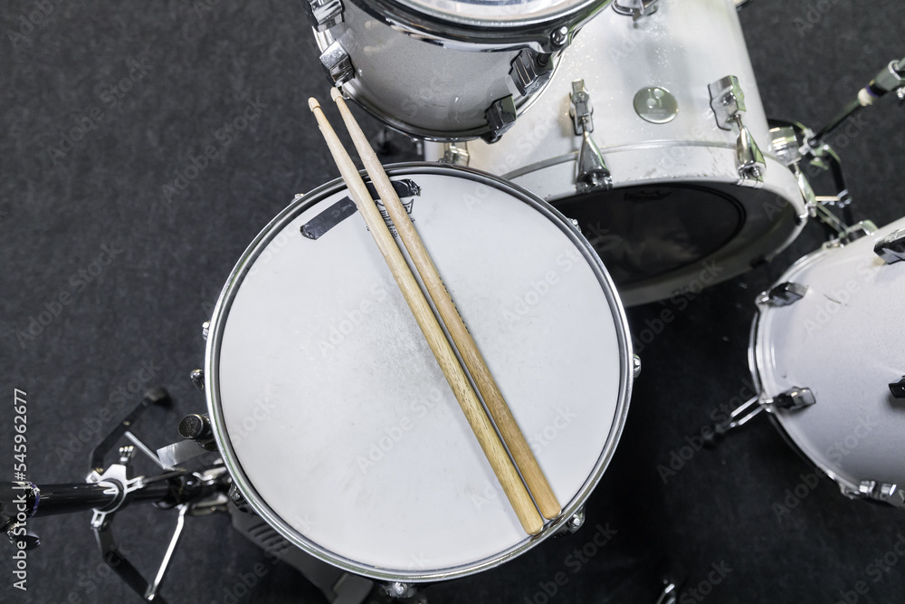 Photograph of a drum kit and its details Photograph of a drum kit and its details