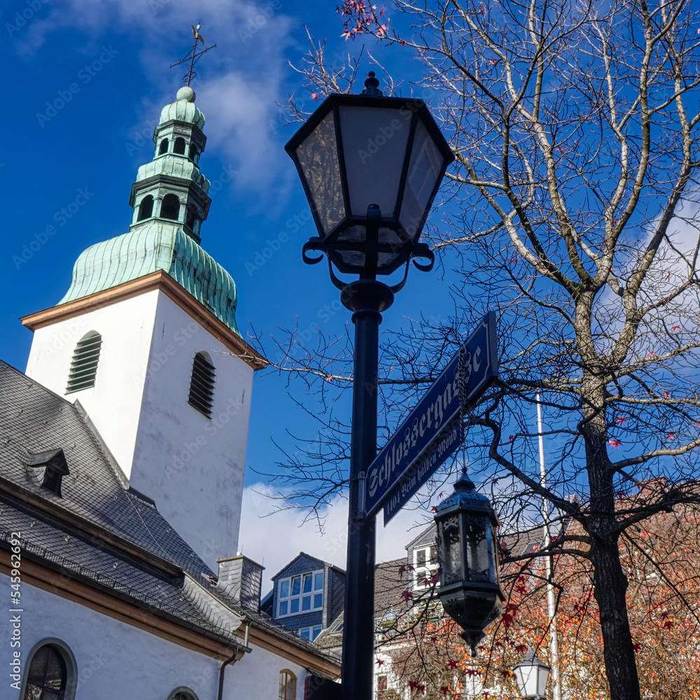 Historische Marienkirche und Laterne in der Altstadt von Siegen
