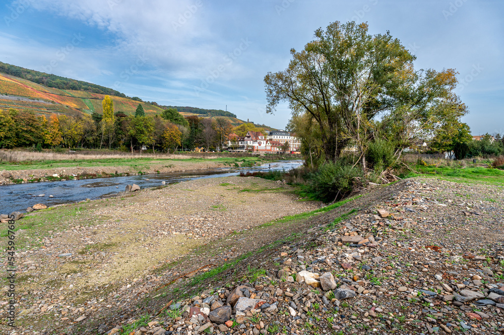 Das Flußbett der Ahr in Walporzheim nach der Flutkatastrophe von 2021 im Herbst 2022