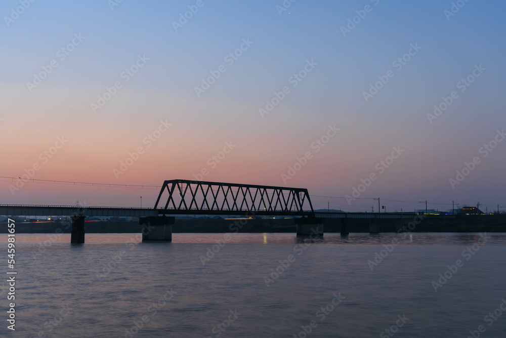 朝日に染まる加古川の鉄橋