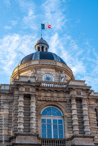 Vue extérieure du Palais du Luxembourg avec son fameux dôme. Le palais du Luxembourg est le siège du Sénat, chambre haute du parlement français. Il est  situé à Paris, France