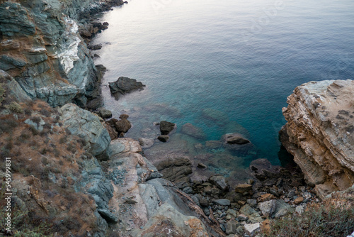 Falaises volcaniques sur l'île de Sifnos - Cyclades