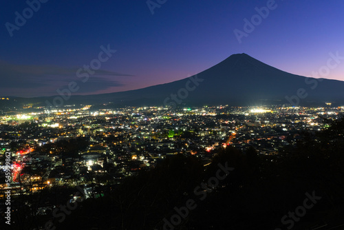 山梨県富士吉田市 秋の新倉山公園、南側の展望台から見る富士山と富士吉田市街の夜景