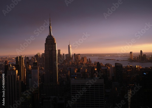 Golden sunset over the empire state building © Bonjean Thomas/Wirestock Creators