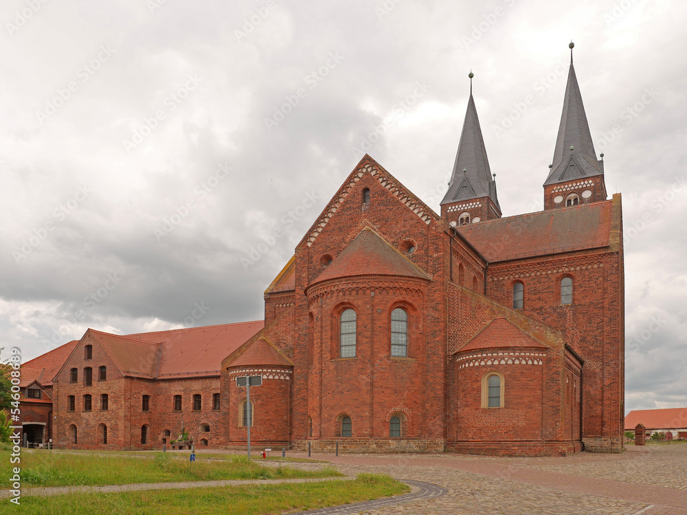 Das weithin sichtbare, romanische Kloster Jerichow mit den beiden Türmen. Altmark, Sachsen-Anhalt, Deutschland
