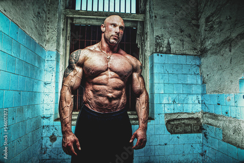 Fotografie Muscular Inmate Doing Time