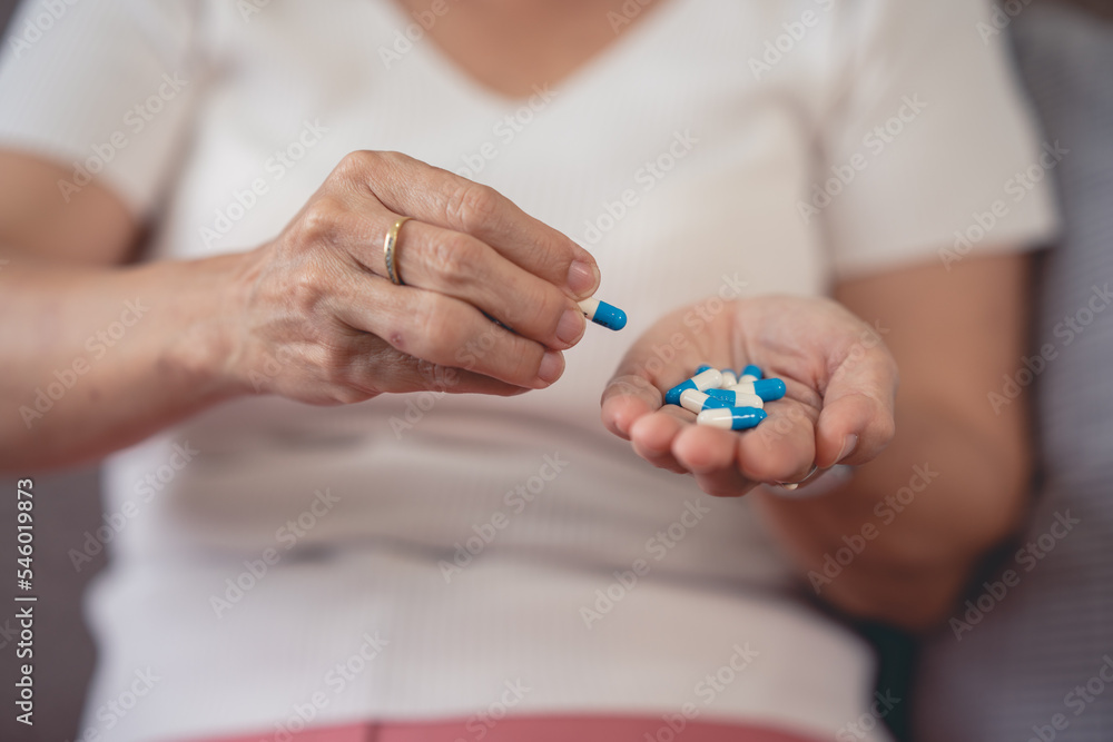 The picture of the drug in the hand of an elderly woman is a patient who has to take regular medication every day.