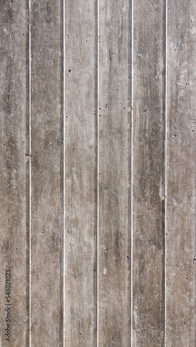 Muro de hormigón gris con lineas verticales paralelas en relieve