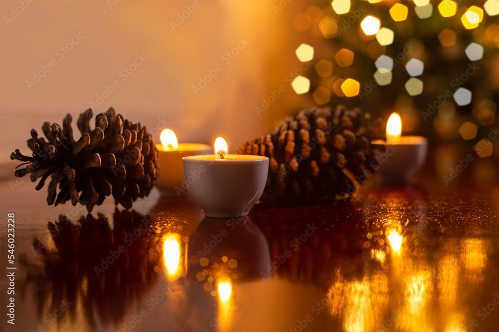 Decora O De Natal Algumas Velas Acesas Em Uma Superf Cie Reflexiva