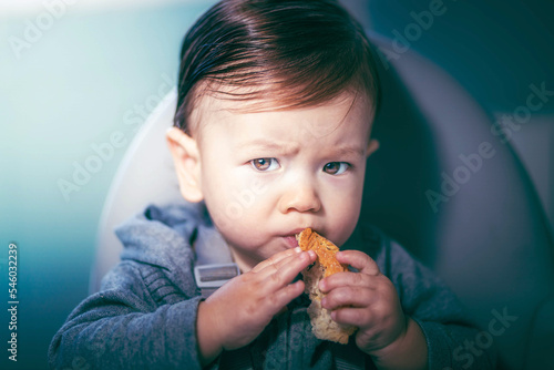 Obraz na plátne Niño comiendo