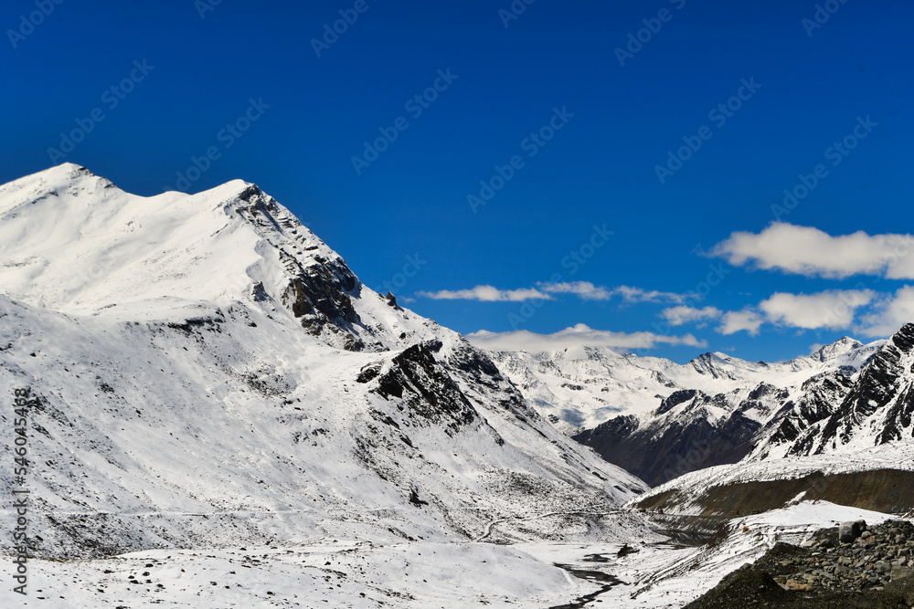 Fototapeta premium Baralacha to Manali, Himachal Pradesh (India)