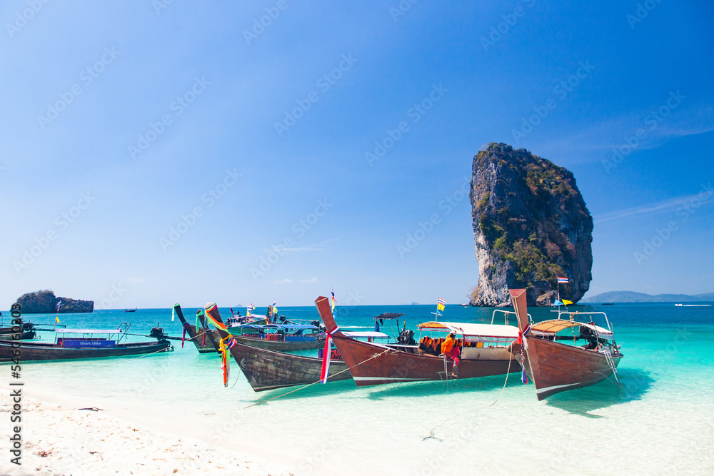Fototapeta premium beautiful tropical beach in Thailand with longtail boats