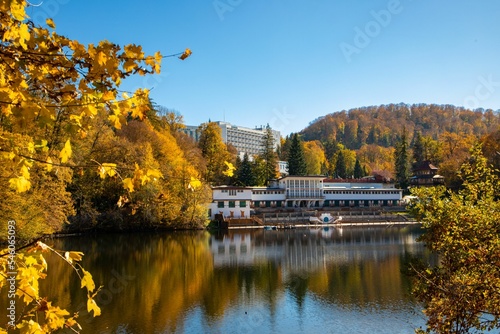 Fototapete Lake Ursu from Sovata resort - Romania in autumn