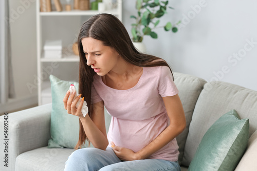 Young pregnant woman with n...