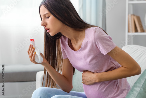 Young pregnant woman with n...