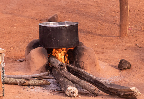 Le bois utilisé en afrique pour preparer. Marmite sur le feu. photo