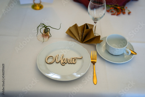 Bilde på lerret Holznamen auf Teller als Namenskarte für Hochzeit