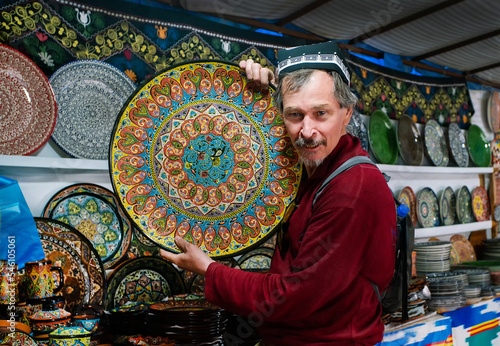 Konstfotografi Tourist from Europe or Asia in Uzbekista on bazar (good  market ) with  Roofs of