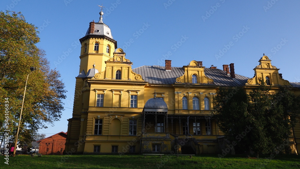 Obraz premium A yellow baroque palace (Pałac von Plötzów) with a dome, North West Poland