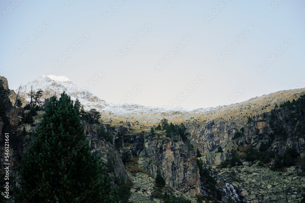 Naklejka premium Mountain seen from the top during a beautiful autumn day