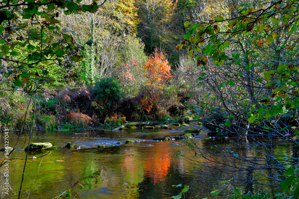 Jolie vue en automne le long du Léguer dans le Trégor - Bretagne France Jolie vue en automne le long du Léguer dans le Trégor - Bretagne France