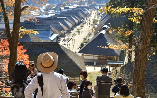 秋の旅行を楽しむ男性 photo