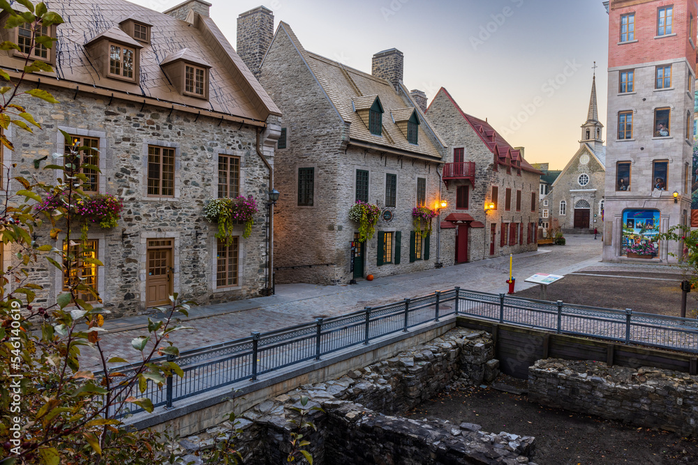 Obraz premium The pedestrian streets of Cartier Champlain make live the experience of the old city of Quebec, they are filled with shops of all kinds to please tourists.
