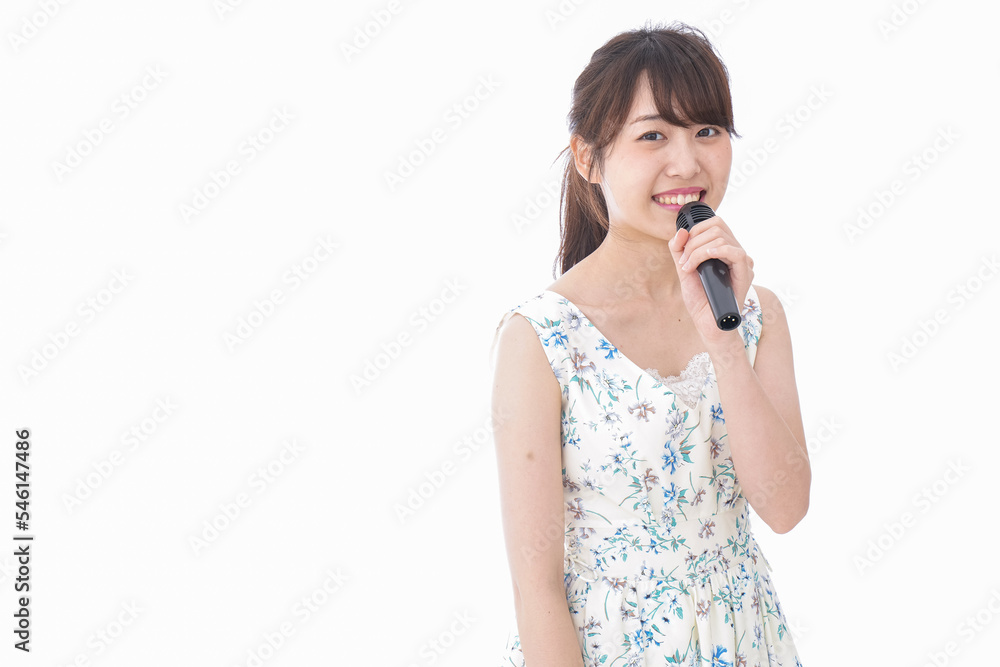カラオケで歌を歌う若い女性 カラオケで歌を歌う若い女性