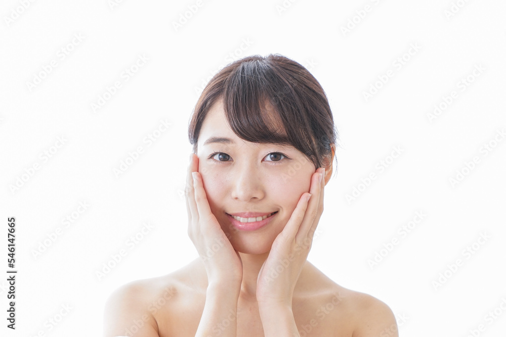 スキンケアをする若い女性 スキンケアをする若い女性