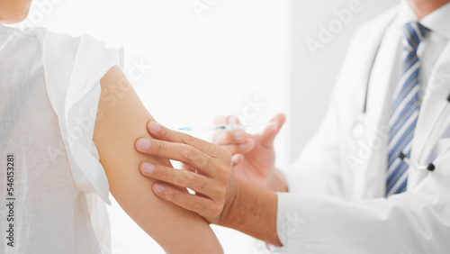 ワクチン接種をするミドル女性　注射イメージ