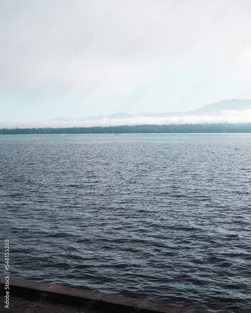 le lac léman brumeux