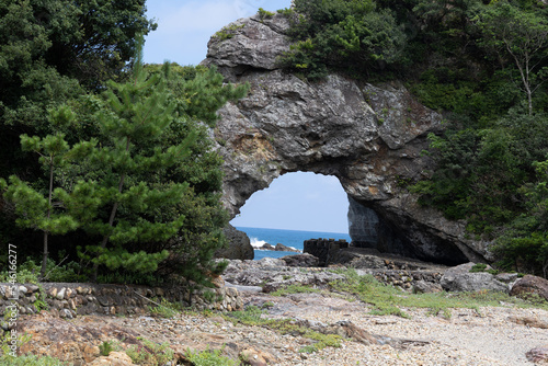 海辺にある穴の空いた岩場