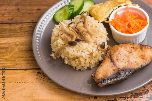 焼き魚と炊き込みご飯ランチ