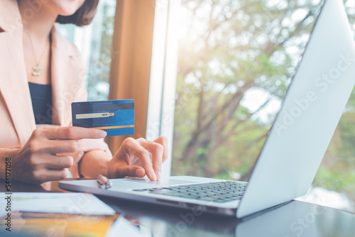 Obraz na płótnie Woman holding credit cards and using laptops shopping online. w salonie
