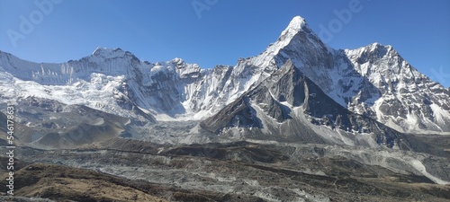 Obraz na plátne Beautiful high snow capped mountain peaks under blue sky in Mount Everest