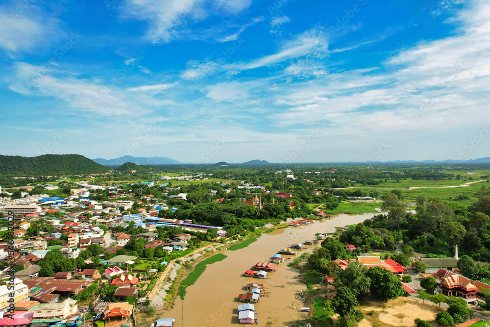 田舎の自然と町の風景　タイ・ウタイターニー