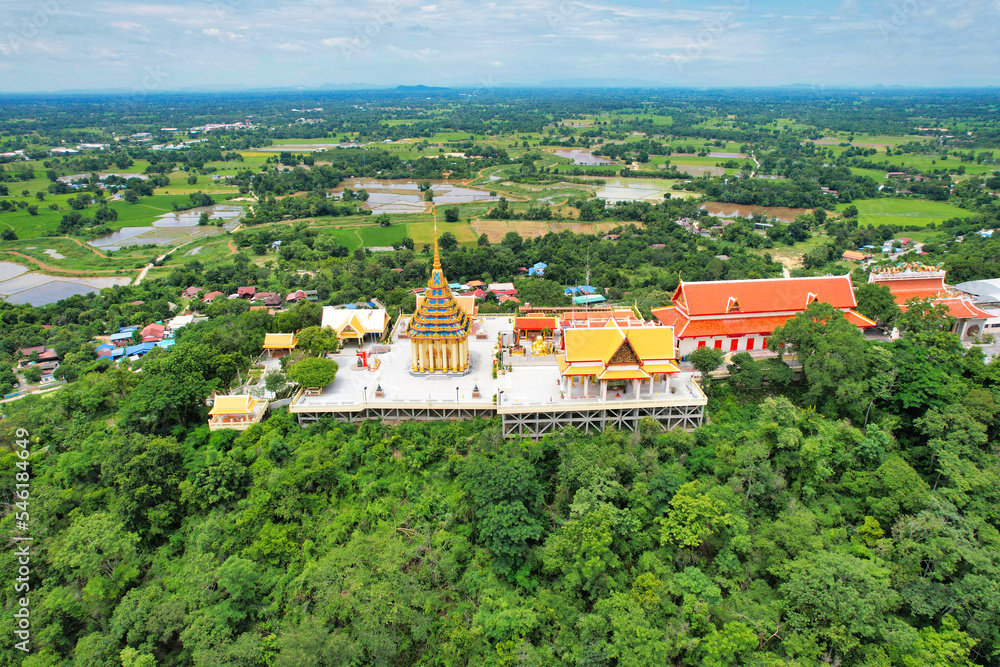 小高い丘に建つ寺院　タイ・ウタイターニー