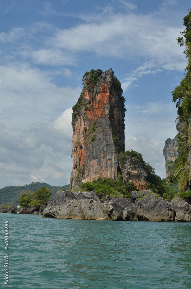 ko phi phi thailand rocks blue water boat trip