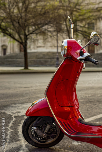 Scooter garé devant une cathédrale dans le centre historique de Rome en Italie