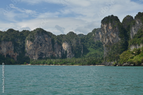 ko phi phi thailand rocks blue water boat trip © Andreas