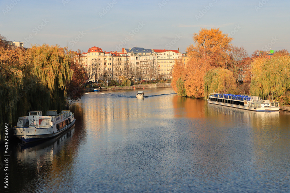 Herbst an der Spree in Berlin-Moabit; Blick von der Hansabrücke zum Bundesratufer