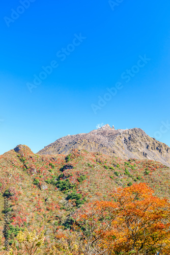 秋の雲仙岳展望台から見た平成新山 長崎県雲仙市 Mt.Heisei Shinzan seen from Mt. Unzen observatory in autumn. Nagasaki Prefecture Unzen city.