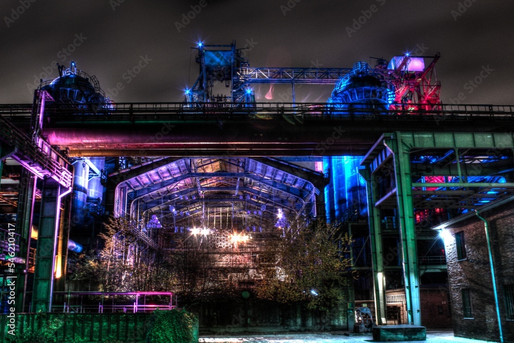 Fototapeta premium Surreale Nachtaufnahmen Industriebauwerke