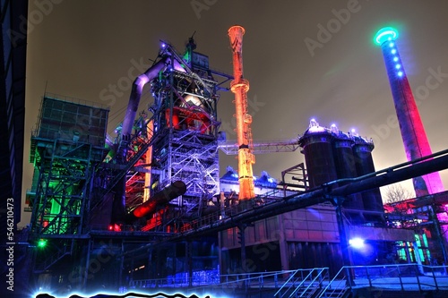 Surreale Nachtaufnahmen Industriebauwerke