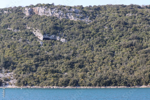 Ufer des Limski Fjord, Kroatien photo