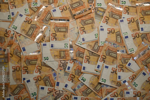 Fondo con detalle y textura de multitud de billetes de 50 euros con degradado de luz
