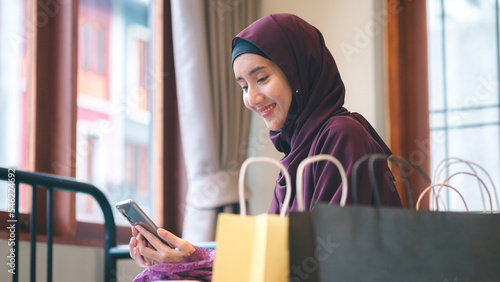 Muslim women online shopping Shop via smartphone Pay online via credit card