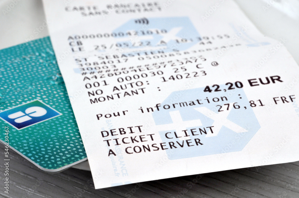 Ticket de caisse posé sur une carte bancaire en gros plan ภาพถ่ายสต็อก