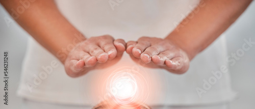Fotografia Hands, light energy and chakra healing for spa healthcare and luxury wellness