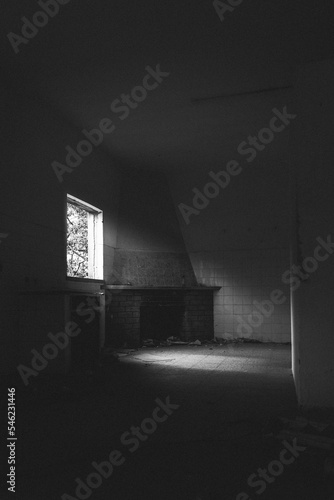 Edificio abandonado fotografado a a preto e branco